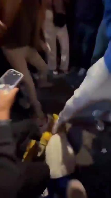驚！尼克斯大勝步行者后，哈利伯頓遭主場球迷群毆